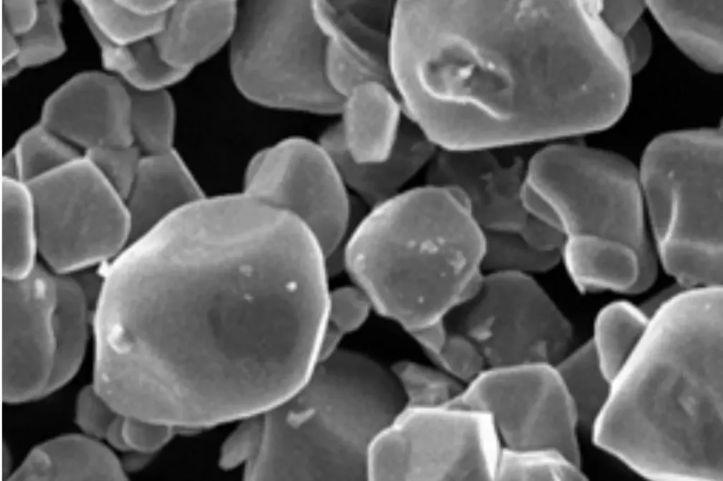 Reshine-4 Close-up SEM of uniform cathode particles with faceted surfaces, optimized for stable energy density and cycle performance.